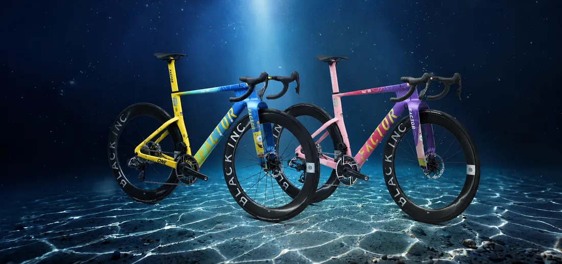 Factor Rennrad mit Sonderlackierung, Produktbild vor dunklem Hintergrund