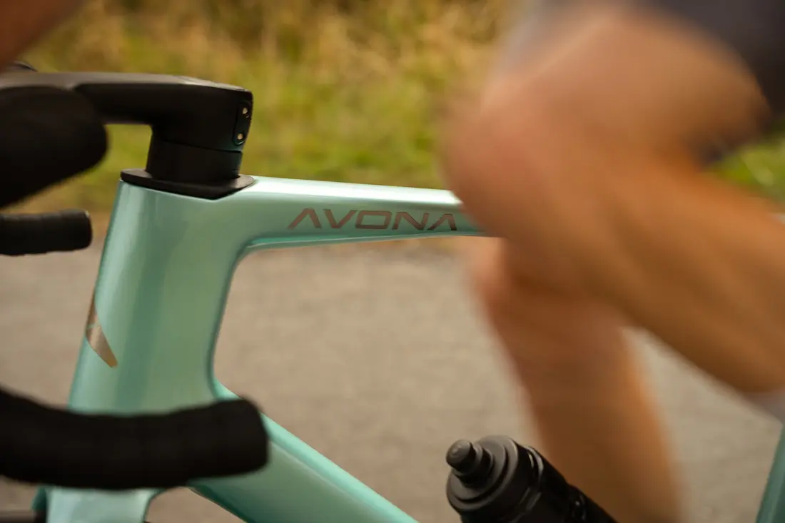 Avona Rennrad unterwegs auf der Landstraße, Kampagnenbild