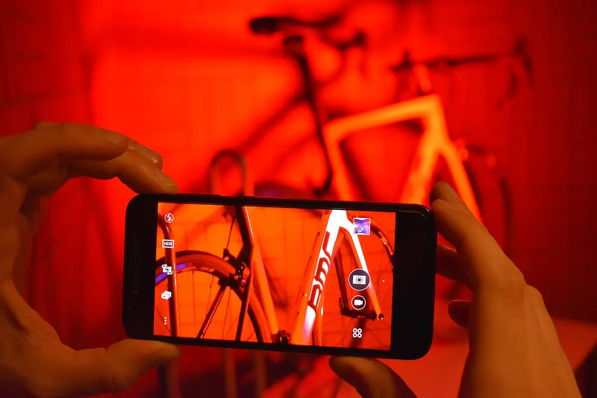 BMC Rennrad im roten Licht im Laden von Fahrrad Rith