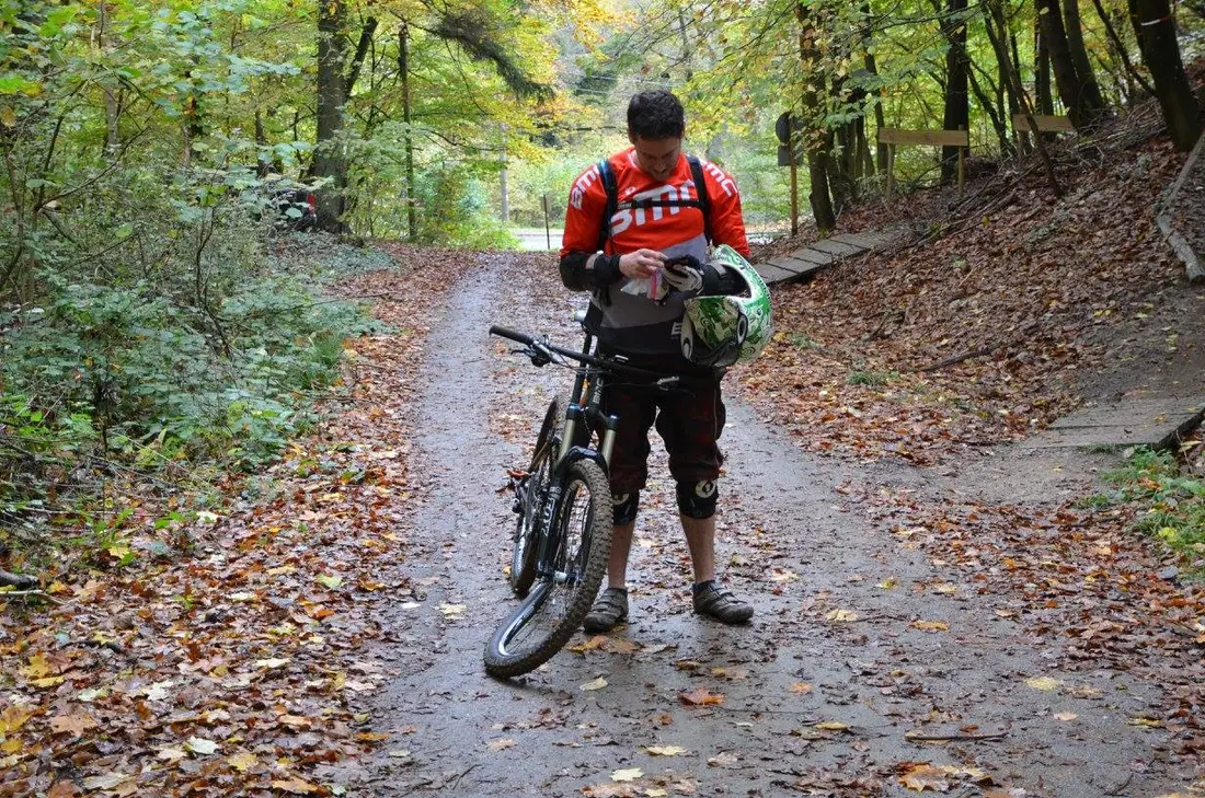 Fahrer auf einem Waldweg im Herbst bei Stromberg