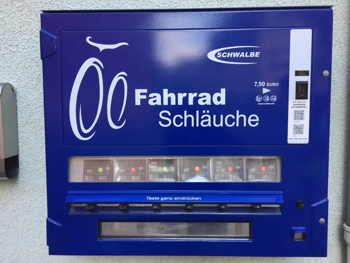 Der blaue Schlauch-o-Mat an der Außenfassade von Fahrrad Rith in der Talstraße in Stromberg