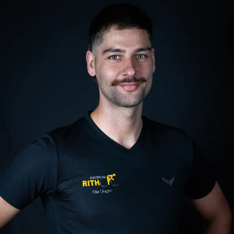 Porträt in der Teamjacke von Fahrrad Rith: Ole Unger, Werkstattleiter